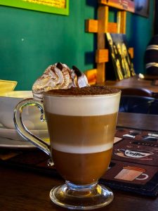 cafe-latte-con-crema-y-chocolate-en-alturas-cafe-merida