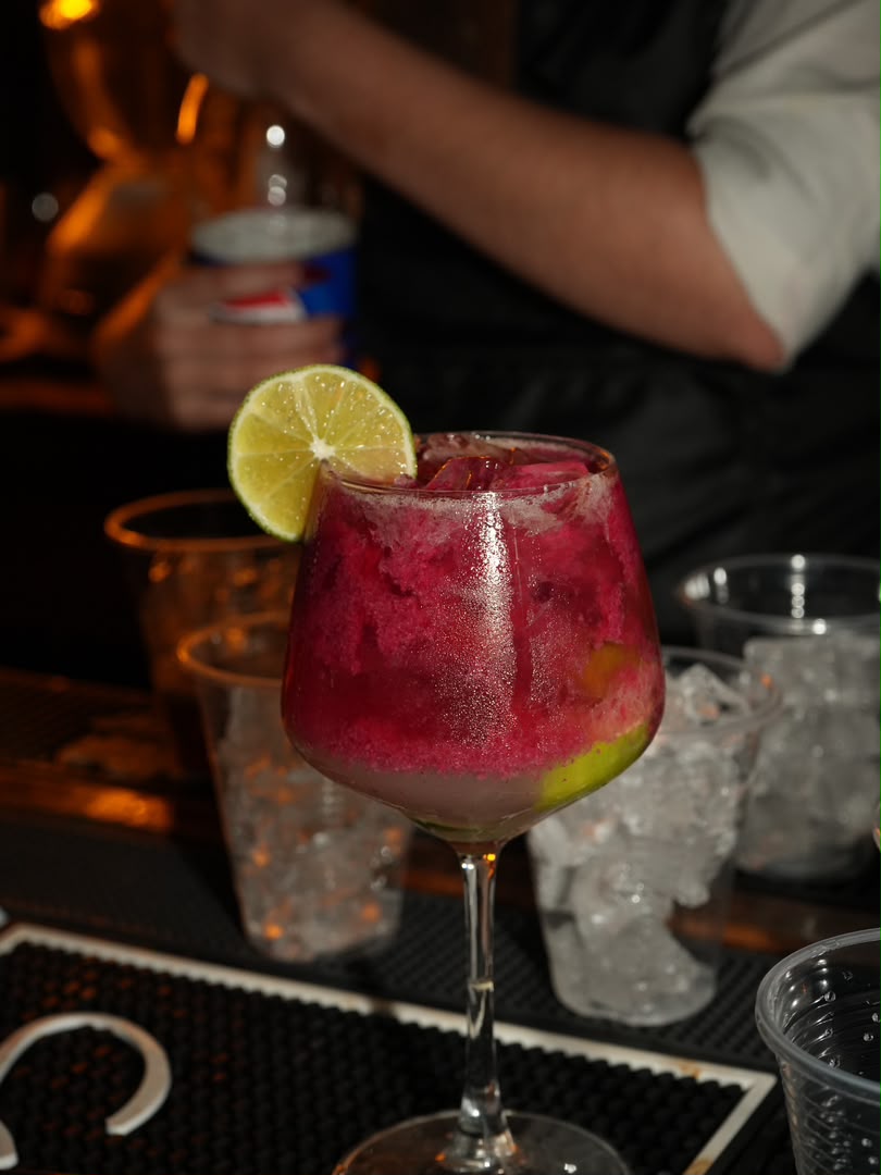 Coctel de autor preparado en la barra de En Alturas Café Bistró Bar durante la temporada vacacional 2026 en Mérida.