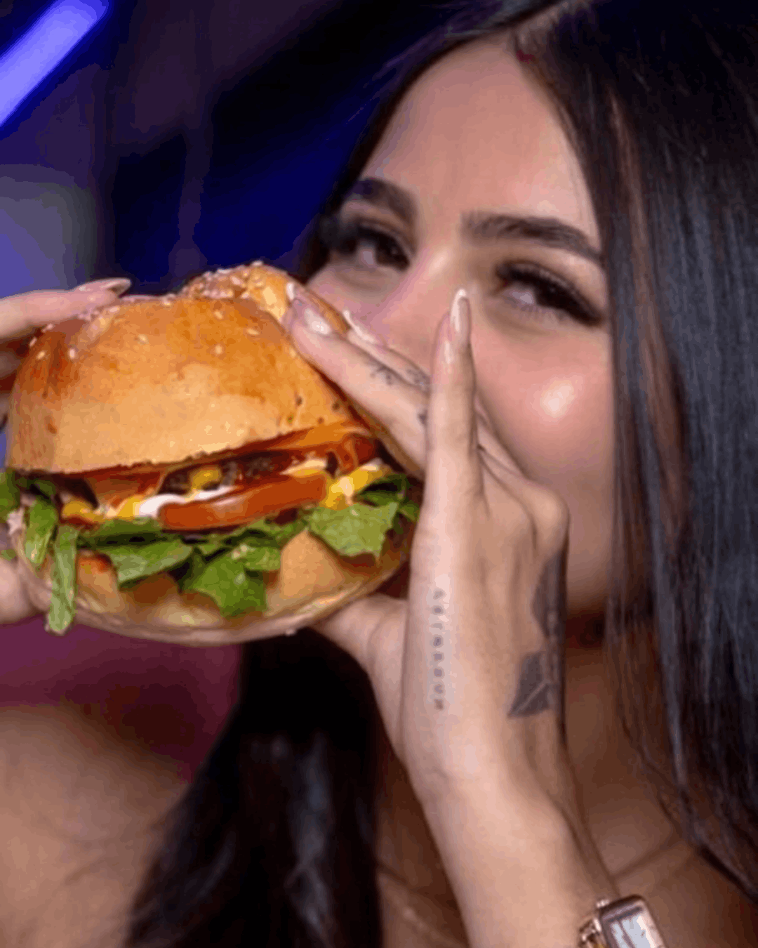 Comensal comiendo una hamburguesa clásica en En Alturas Café Bistró Bar, Mérida.