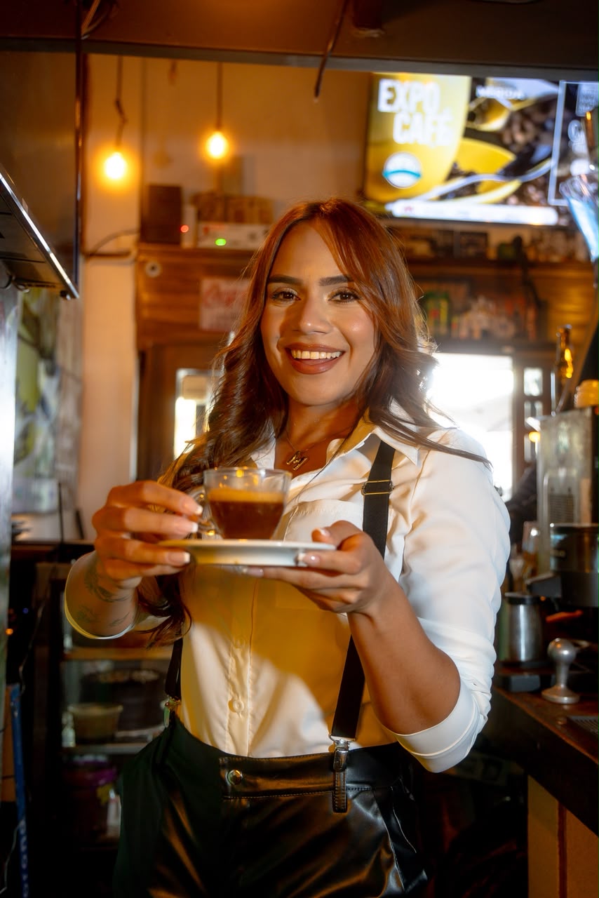 Degustación de gastronomía y café de especialidad durante la Expo Café en En Alturas Café Bistró Bar, Mérida.