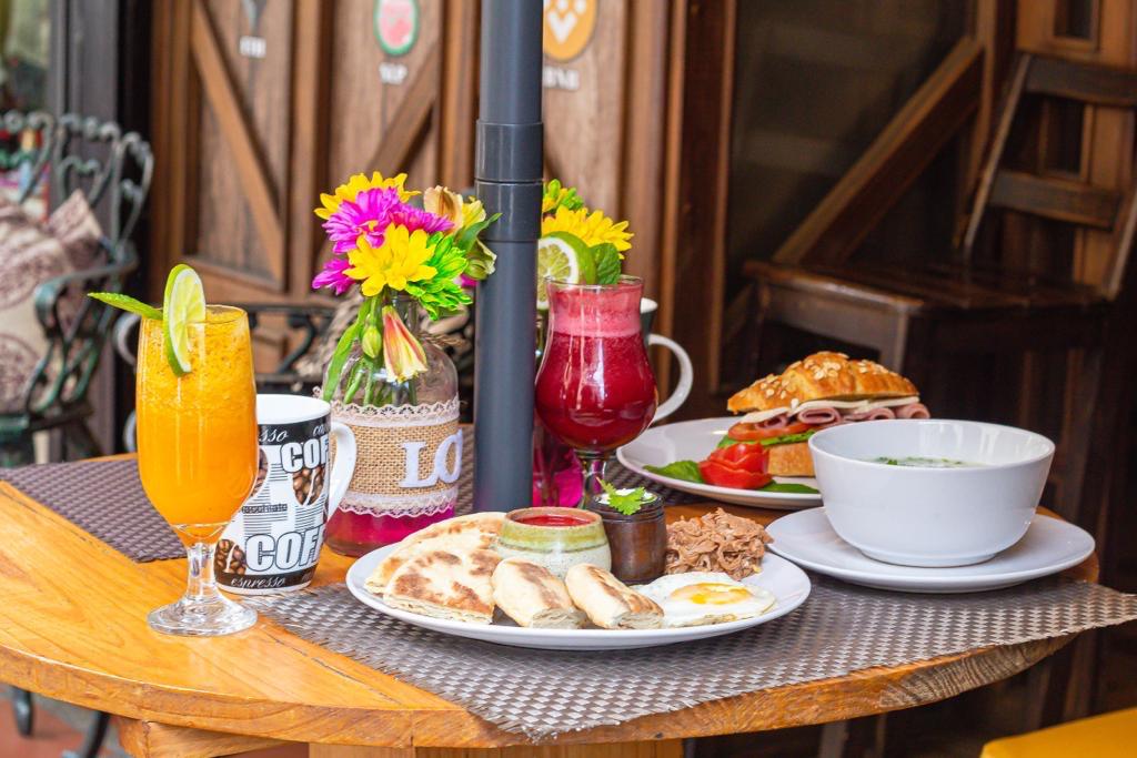 Desayuno en el centro de Mérida servido en En Alturas Café Bistró Bar