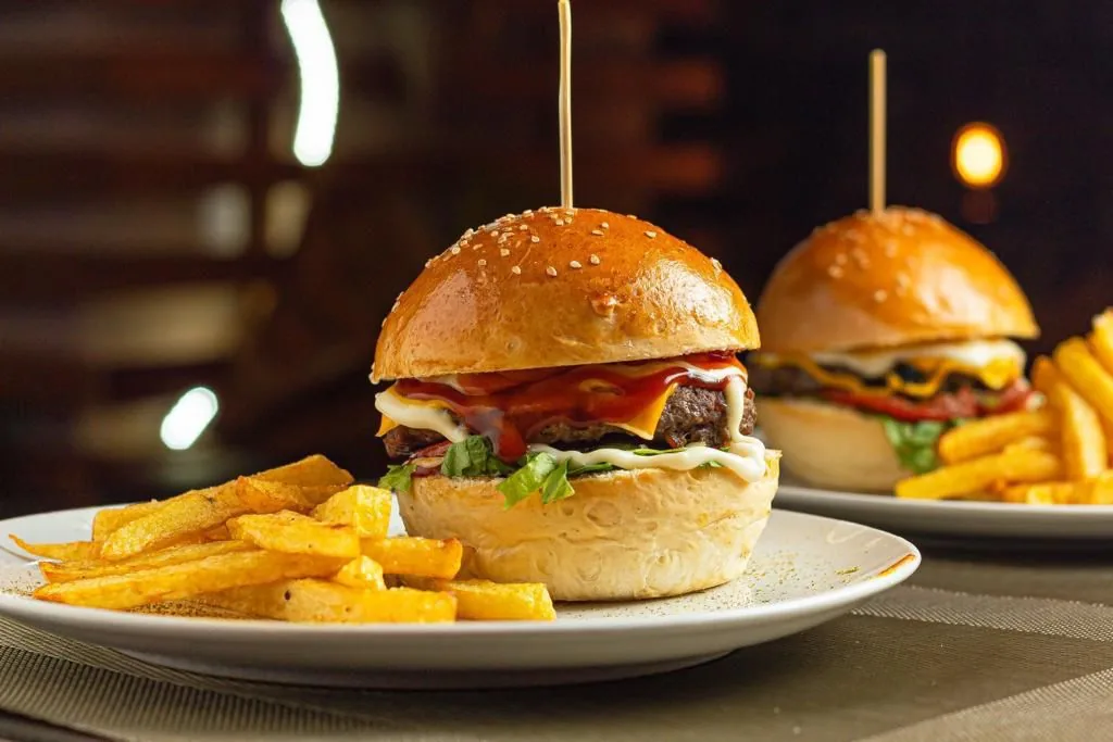 Hamburguesas en Mérida con papas fritas servidas en En Alturas Café Bistró Bar.