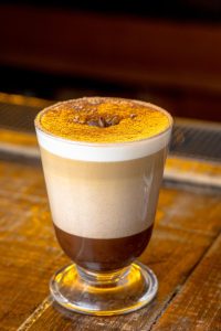 latte-macchiato-con-cacao-en-alturas-cafe-merida