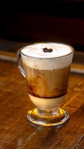 latte-macchiato-con-granos-de-cafe-en-alturas-cafe-merida