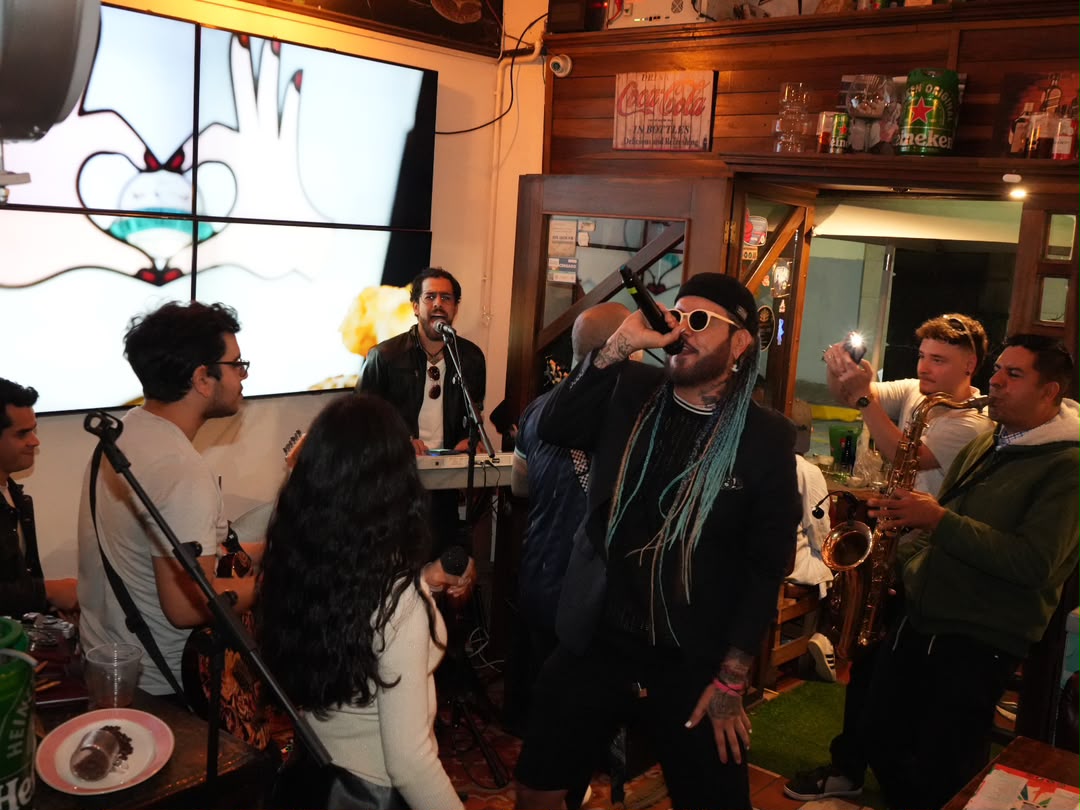Turistas disfrutando música en vivo en En Alturas Café Bistró Bar, Mérida, durante la temporada vacacional 2026.
