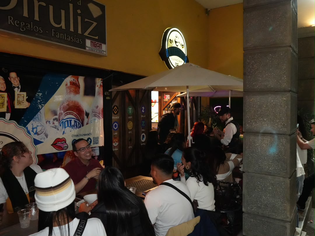 Terraza y área exterior de En Alturas Café Bistró Bar en el centro de Mérida con visitantes.