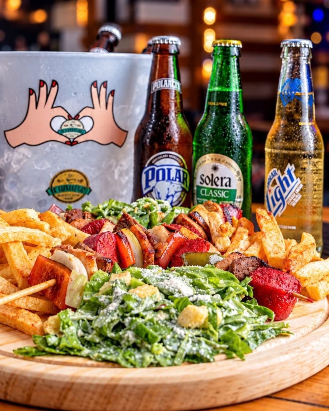 Brochetas de carne y pollo con cervezas y ensalada César en En Alturas Café, Mérida