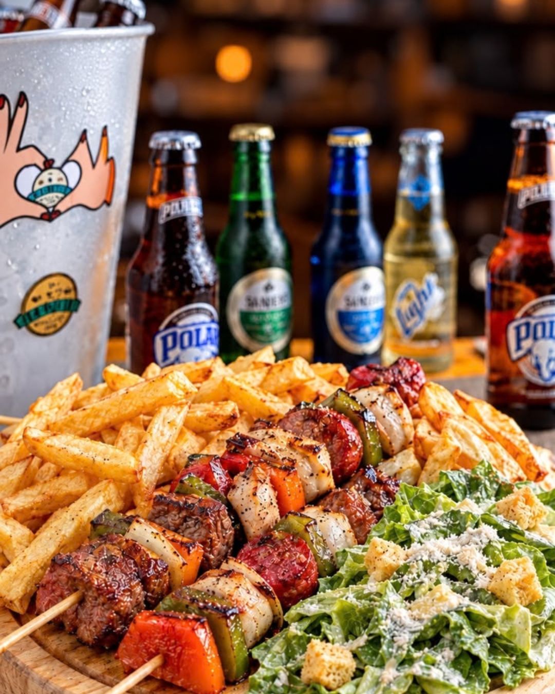 Brochetas con papas francesas y ensalada César en En Alturas Café, Mérida