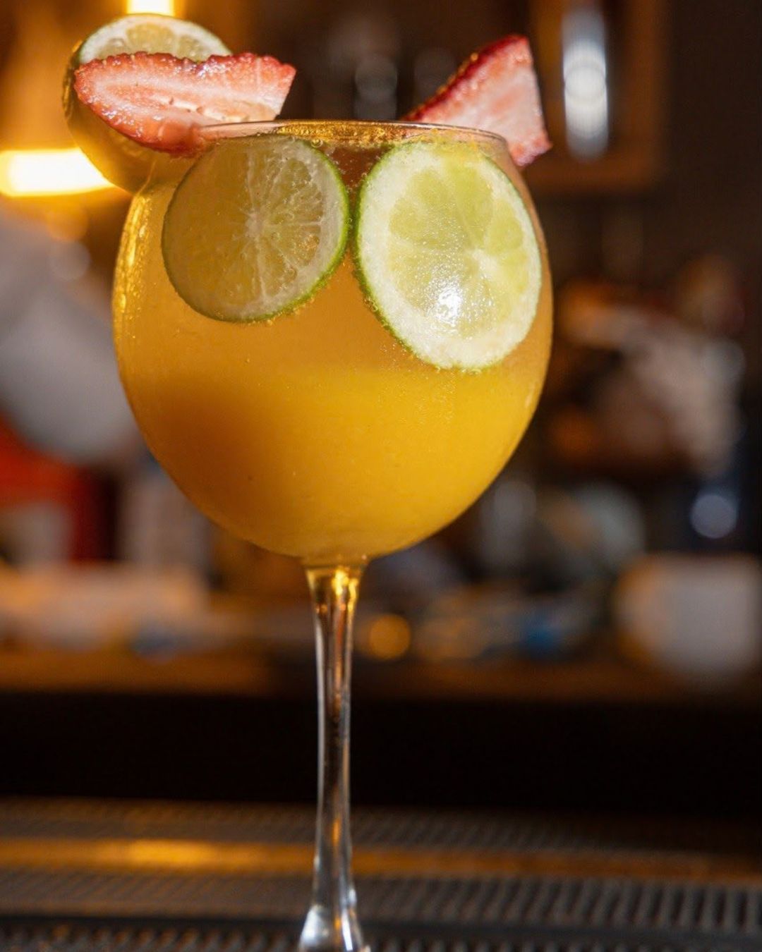 Cóctel Golden Paradise de la coctelería en Mérida de En Alturas Café Bistró Bar