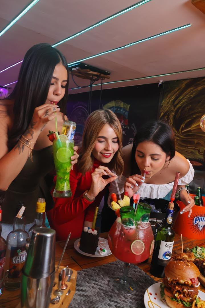 Amigas brindando con cócteles y gastronomía durante un cumpleaños en En Alturas Café Bistró Bar, Mérida