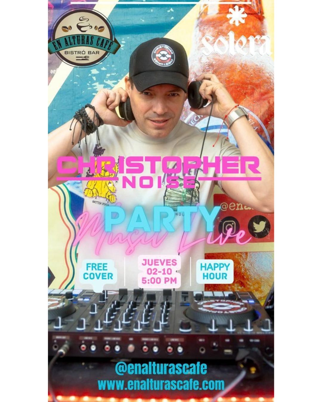 DJ Christopher Noise con su consola en una fiesta de música en vivo en En Alturas Café, Mérida.
