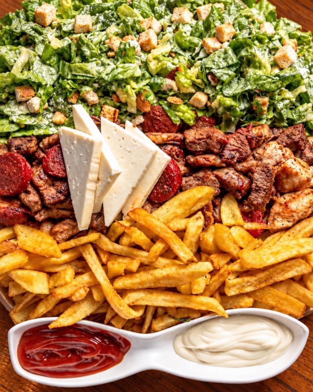 Parrilla especial con ensalada César y papas en En Alturas Café, Mérida