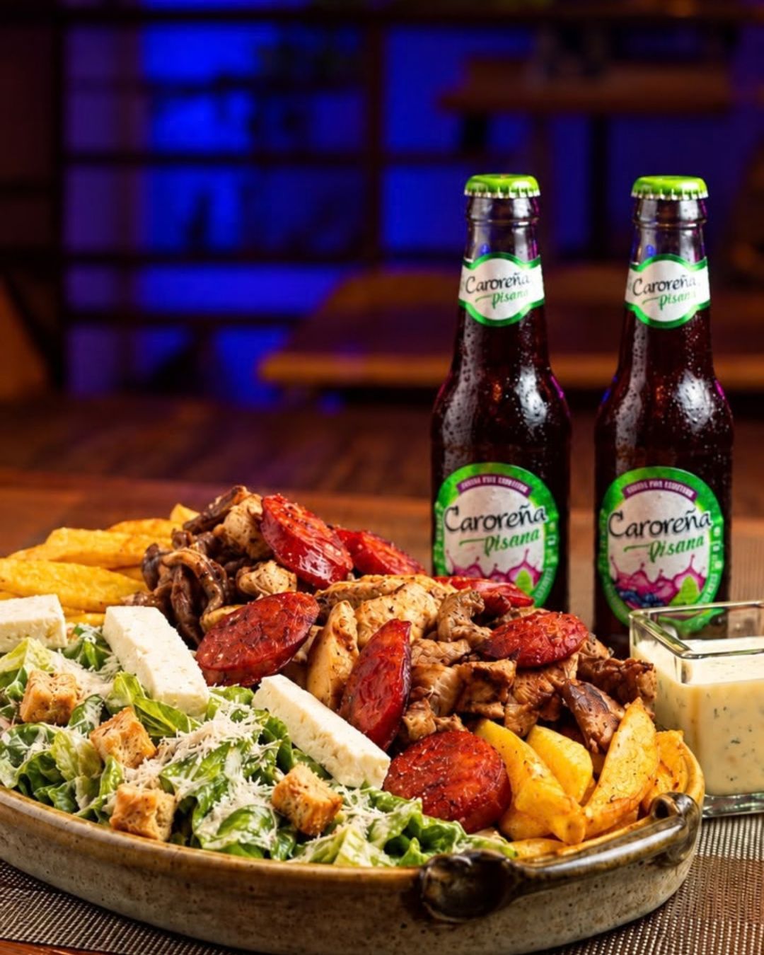 Parrilla especial con queso fresco y ensalada César en En Alturas Café, Mérida