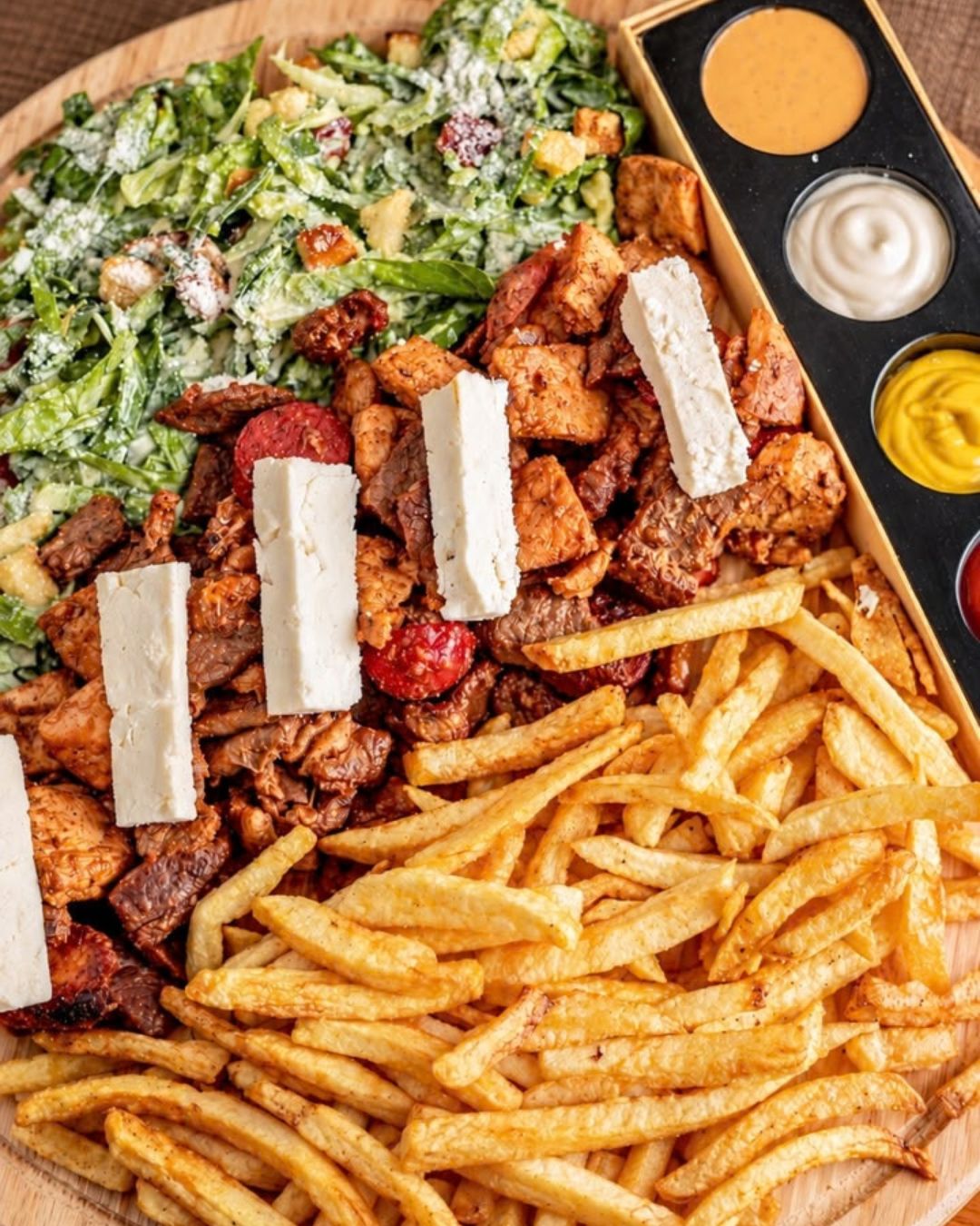 Parrilla mixta con papas francesas y salsas en En Alturas Café, Mérida