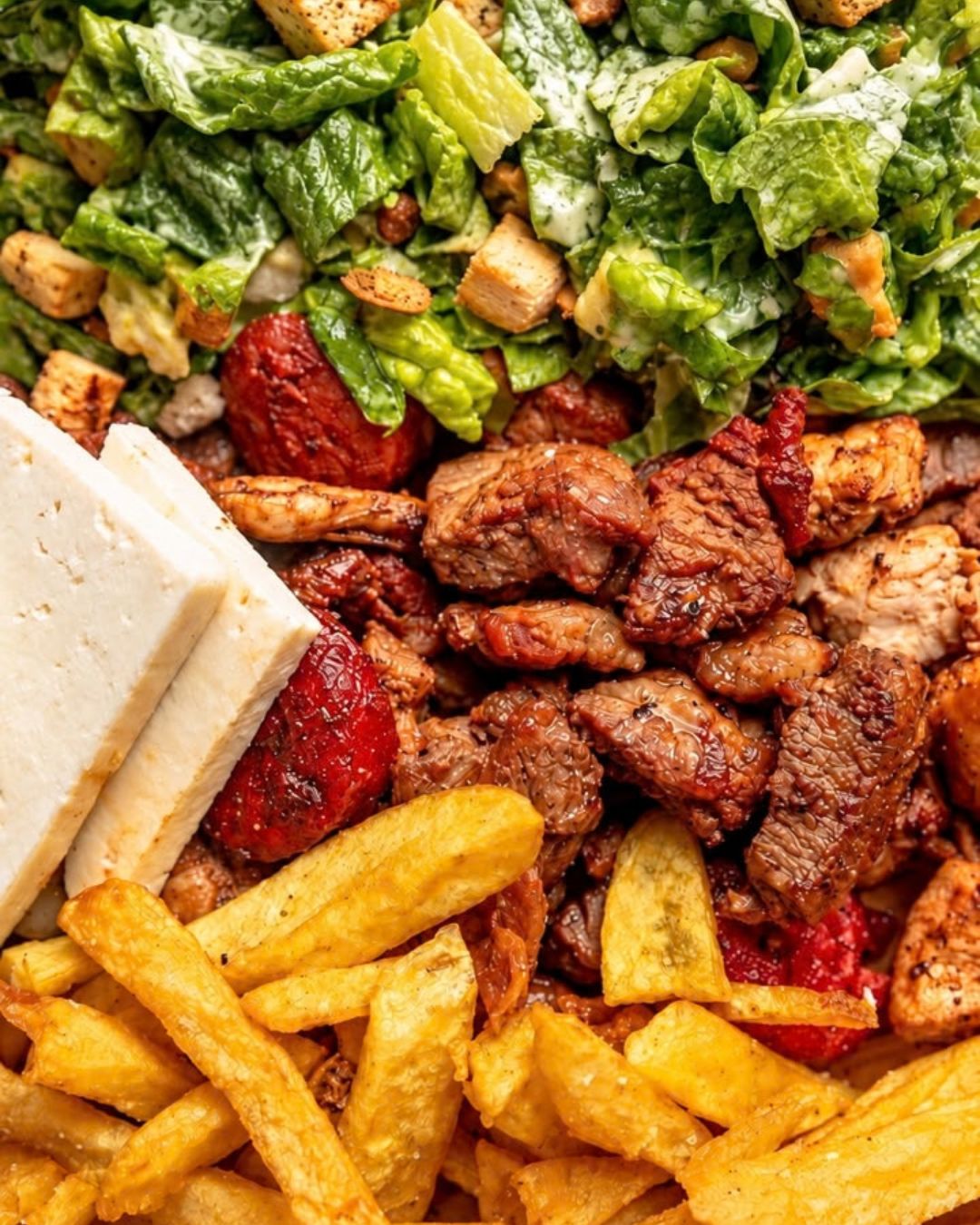 Detalle de parrilla mixta con ensalada César en En Alturas Café, Mérida