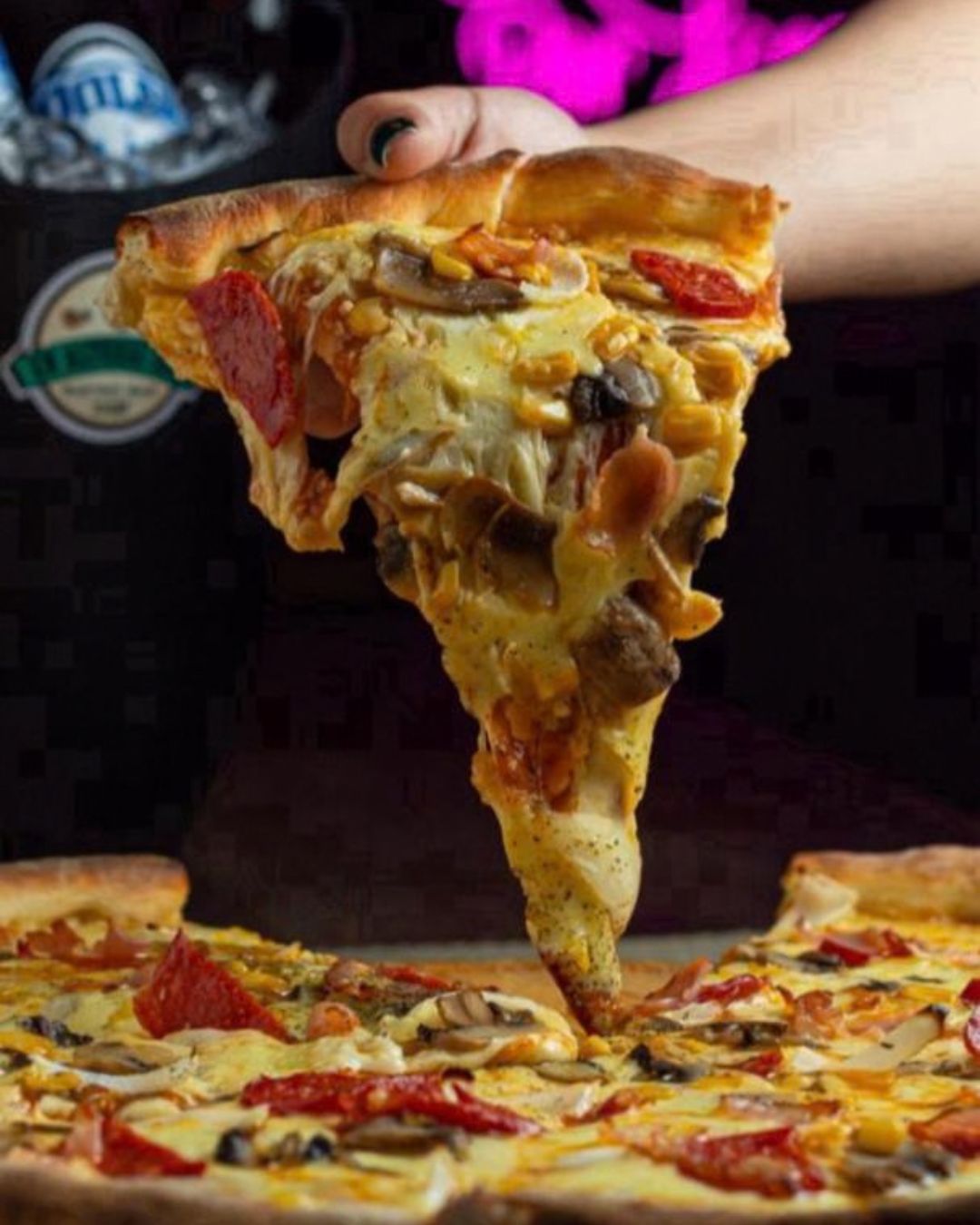 Pizzas artesanales en Mérida: porción de pizza Alturas con champiñones y pepperoni en En Alturas Café.